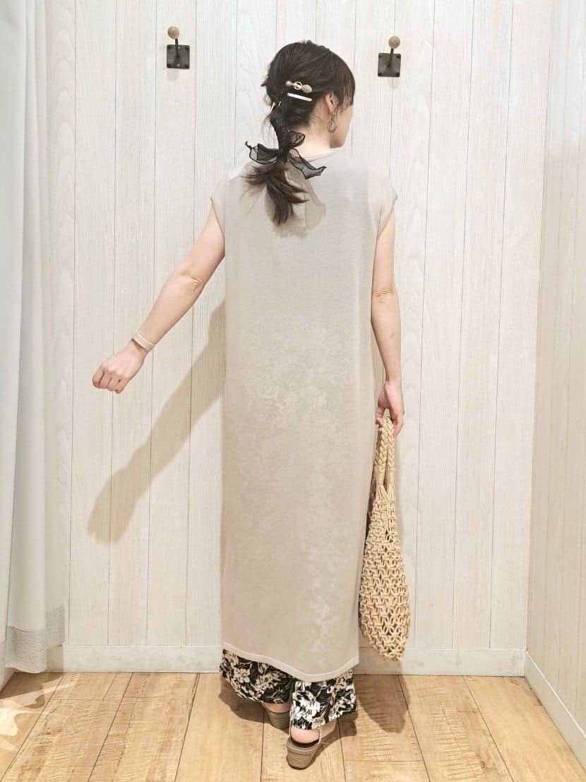 SAKIさんの「SHOO･LA･RUE｜【ひんやり/選べる2柄】大人のリラックスコーデに プリント柄パンツ」を使ったコーディネート