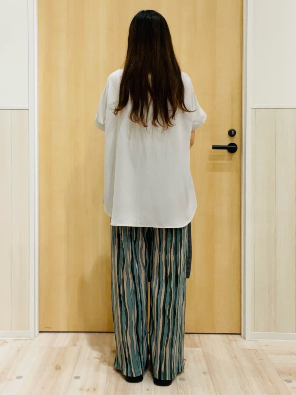 minamiさんの「SHOO･LA･RUE｜【洗える/プチプラ】大人の抜け感をプラスする バンドカラーシャツ」を使ったコーディネート