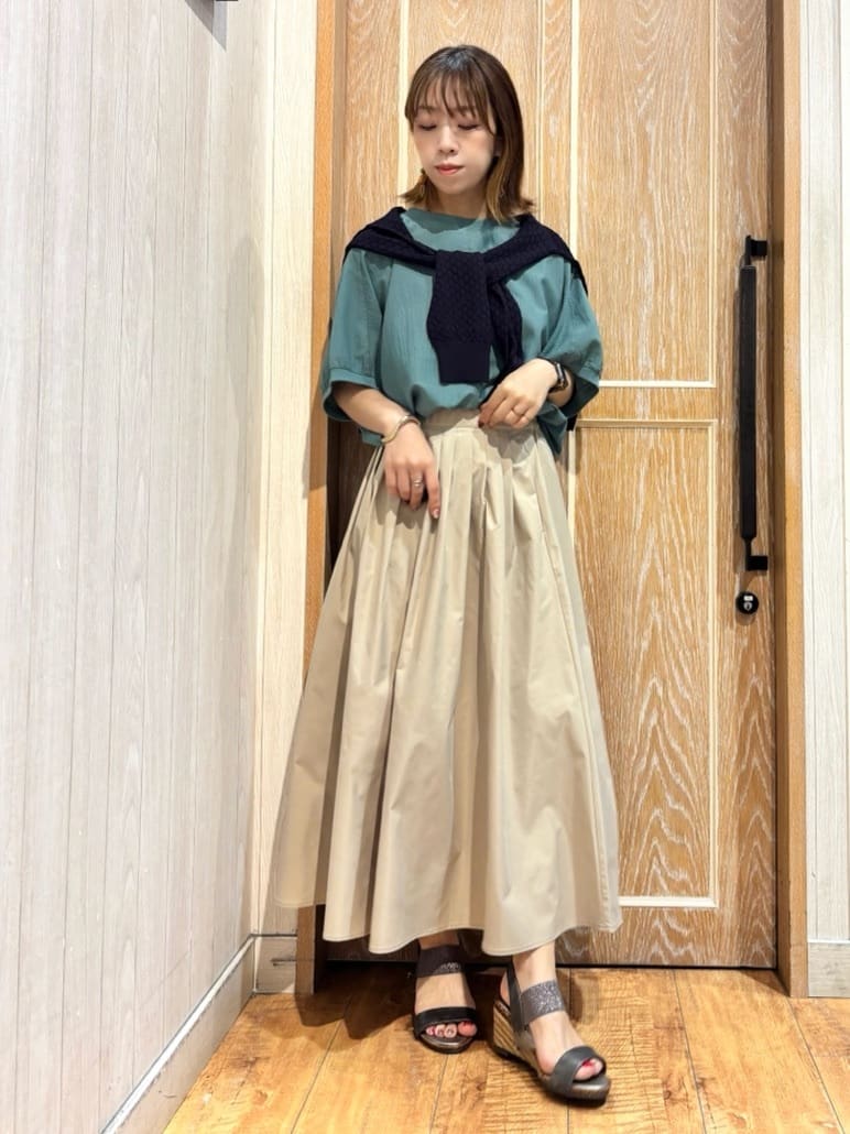 meiさんの「SHOO･LA･RUE｜【洗える/S-LL/撥水】タックギャザー フレアスカート」を使ったコーディネート