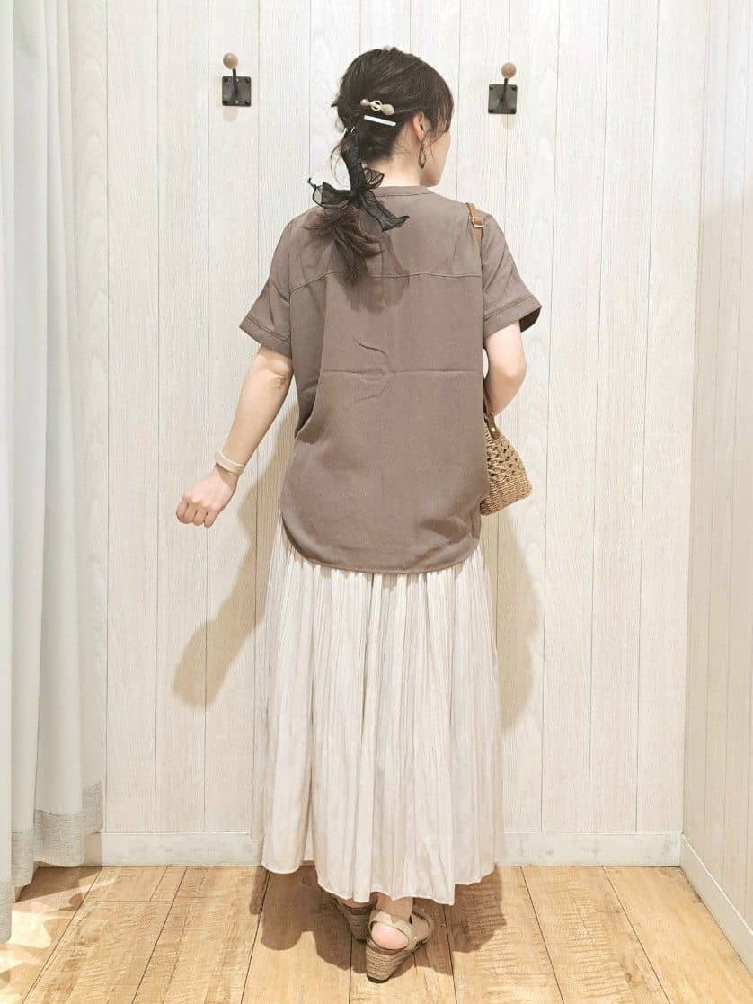 SAKIさんの「SHOO･LA･RUE｜【洗える/プチプラ】大人の抜け感をプラスする バンドカラーシャツ」を使ったコーディネート