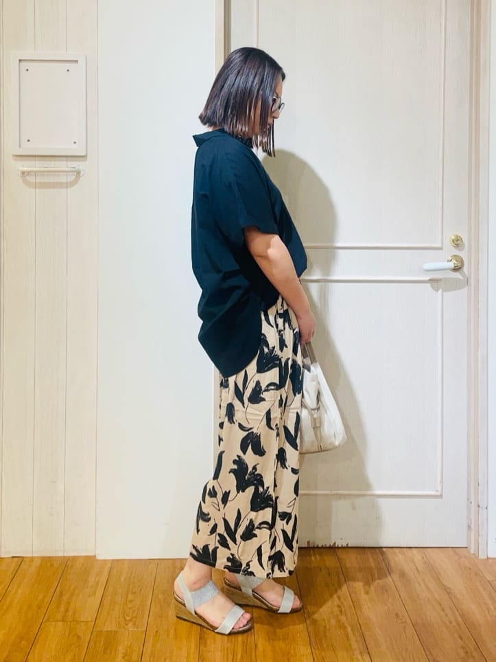 kumaさんの「SHOO･LA･RUE｜【S-LL/UV/接触冷感/抗菌防臭】体型を自然にカバー フレンチリネンブレンド襟付ドルマンシャツ」を使ったコーディネート