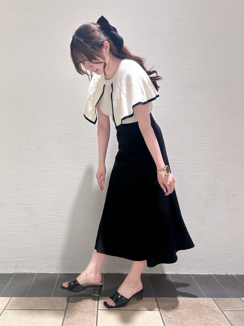 ゆうりさんの「ESPERANZA｜スクエアトゥクリアヒールミュール」を使ったコーディネート