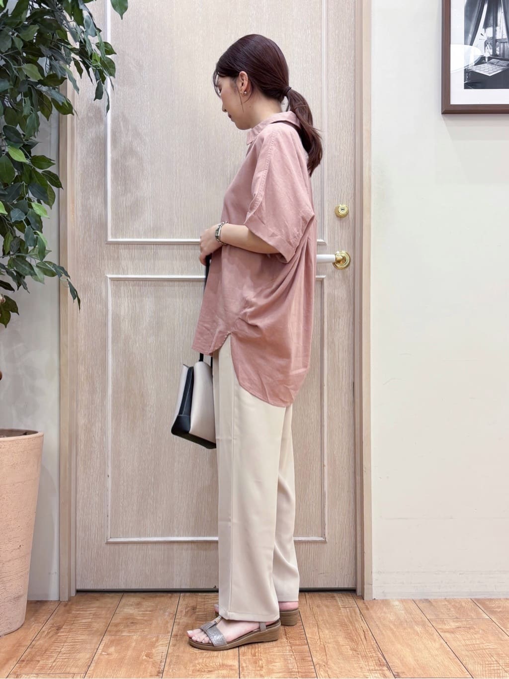 なみさんの「SHOO･LA･RUE｜【S-LL/UV/接触冷感/抗菌防臭】体型を自然にカバー フレンチリネンブレンド襟付ドルマンシャツ」を使ったコーディネート