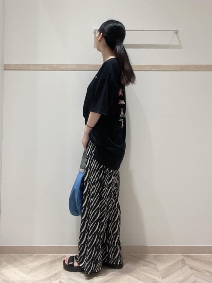 AYAさんの「SHOO･LA･RUE｜【ひんやり/汗ジミ軽減/UVカット】プリントアソート BIG Tシャツ」を使ったコーディネート