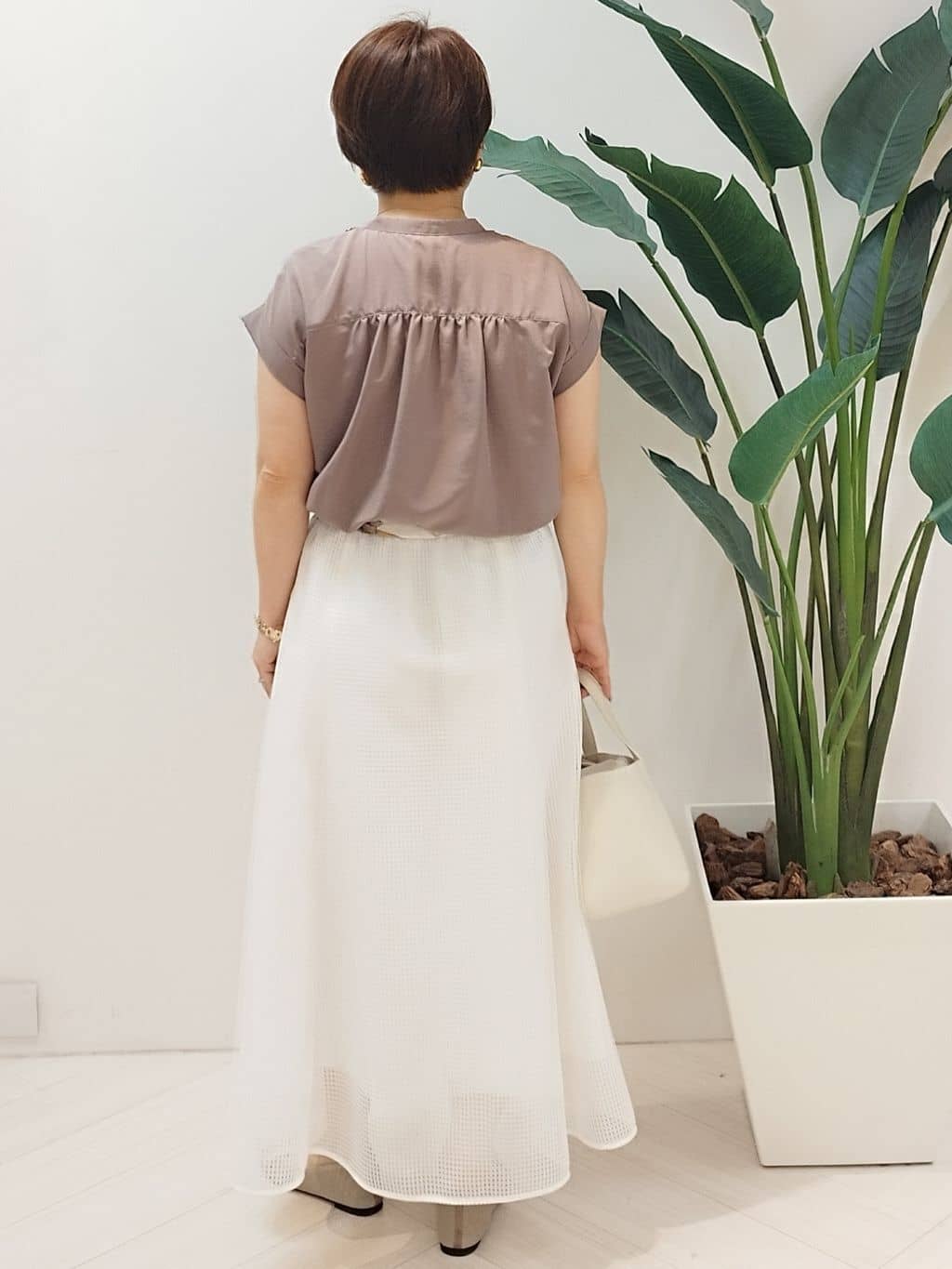 s u g iさんの「UNTITLED｜【手洗い／88cm正方形】シアー素材チェーン柄スカーフ」を使ったコーディネート