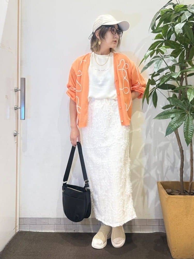 misakiさんの「SHOO･LA･RUE｜ニュアンスデザインがこなれ見え 刺繍デザイン シアーカーディガン」を使ったコーディネート