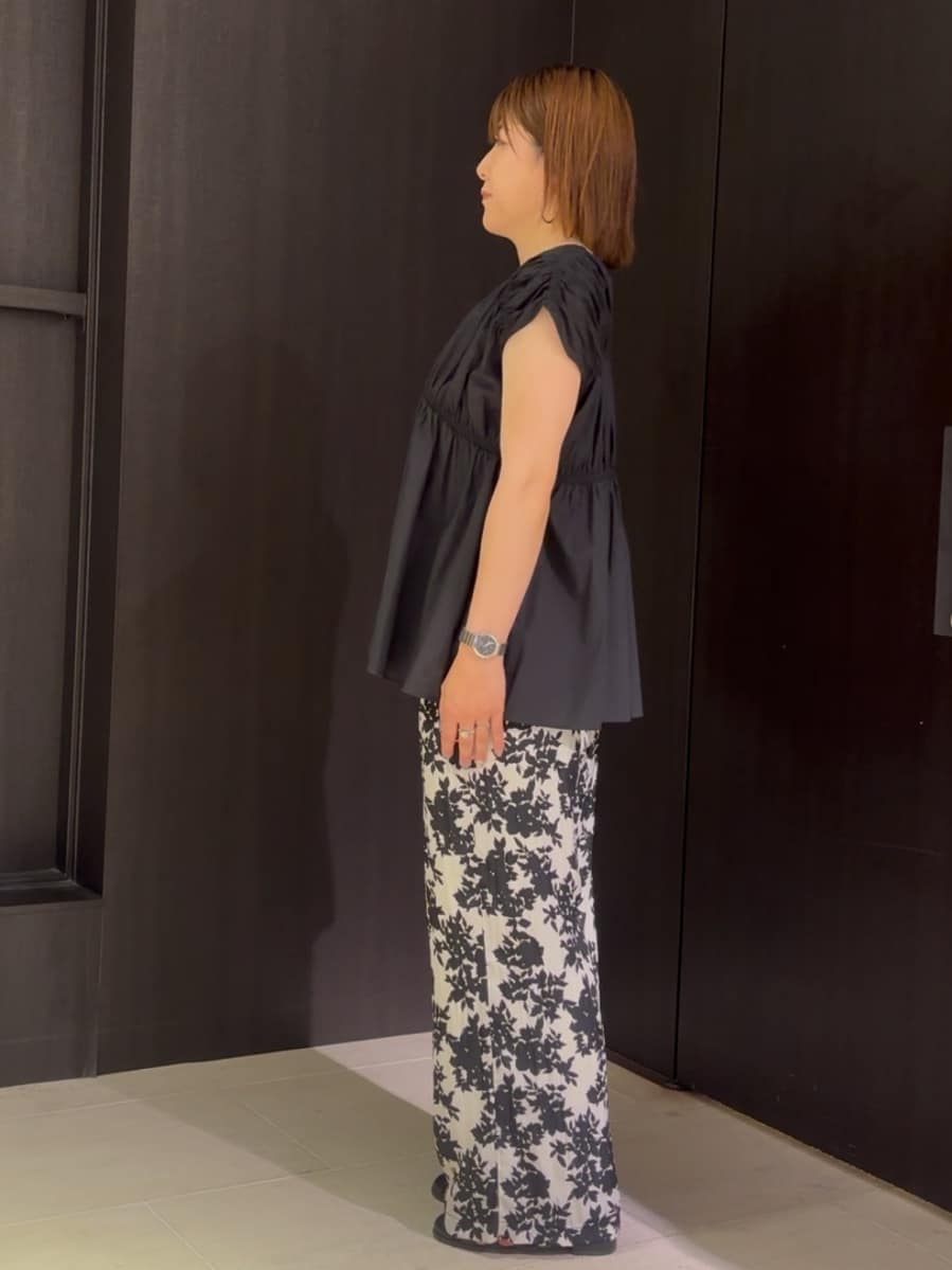 SaKiさんの「UNTITLED｜【ウエストゴム/ワイド/柄】モノトーンフラワーパンツ」を使ったコーディネート