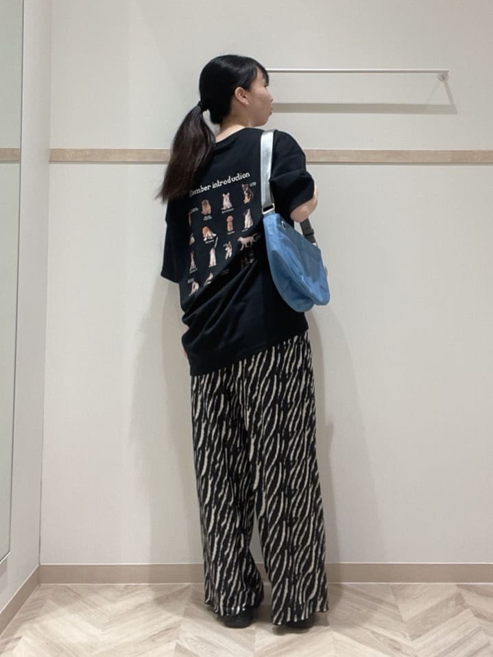 AYAさんの「SHOO･LA･RUE｜【ひんやり/汗ジミ軽減/UVカット】プリントアソート BIG Tシャツ」を使ったコーディネート