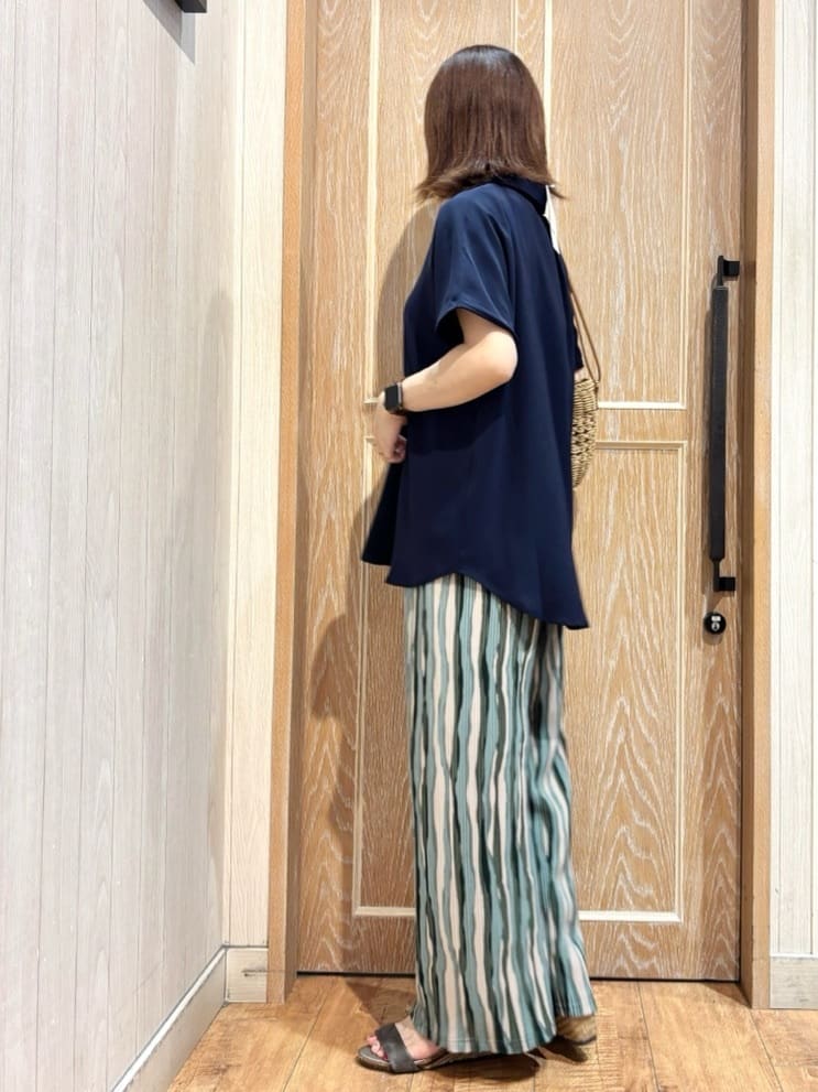 meiさんの「SHOO･LA･RUE｜【洗える/S-LL/プチプラ】さらっとすっきりきれい見え スキッパーブラウス」を使ったコーディネート