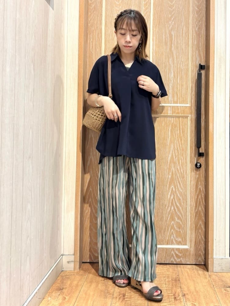 meiさんの「SHOO･LA･RUE｜【洗える/S-LL/プチプラ】さらっとすっきりきれい見え スキッパーブラウス」を使ったコーディネート