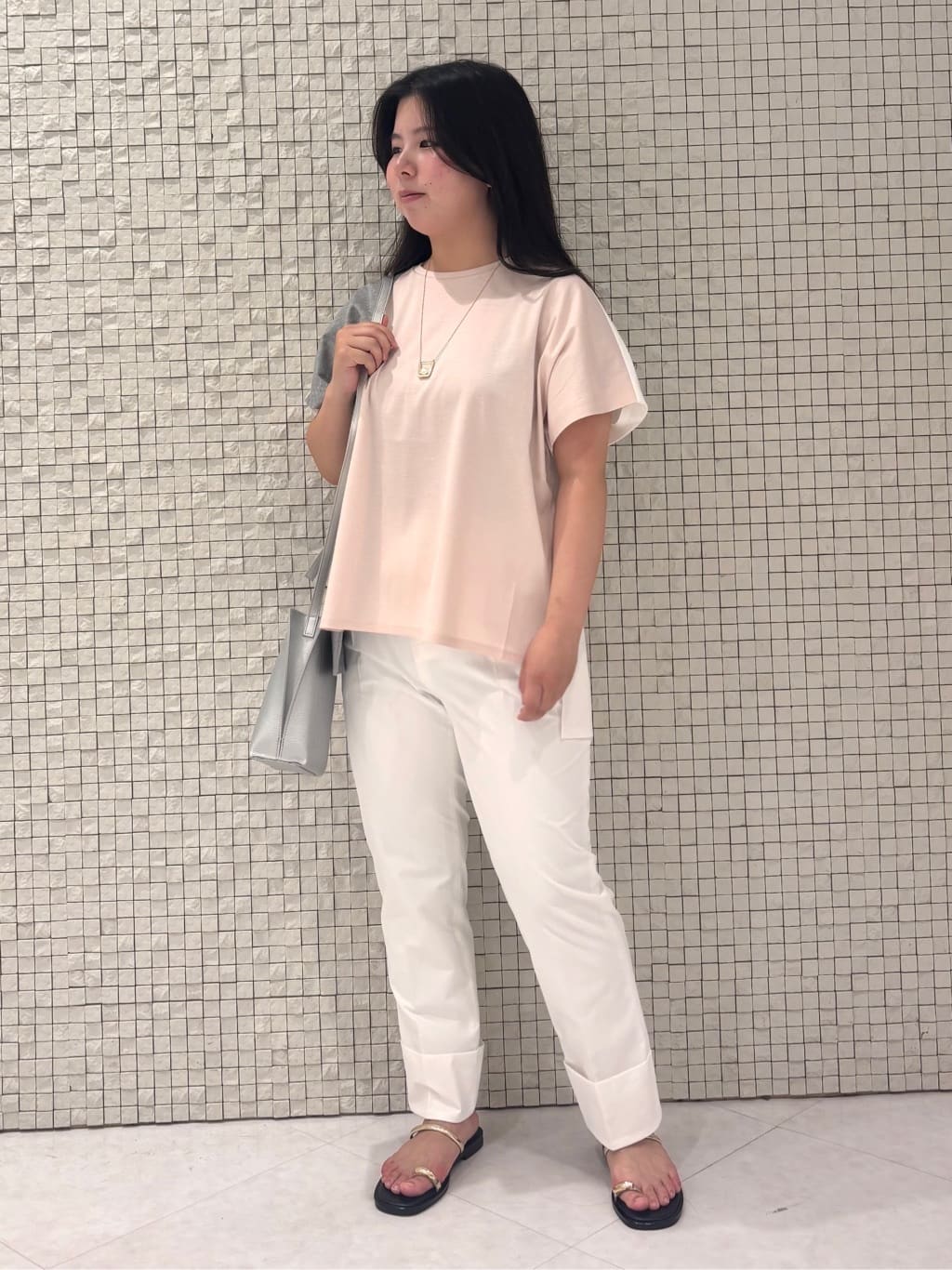 MEGUMIさんの「INDIVI｜【洗える／汗ジミ防止】バイカラー＆アシメヘム Tシャツ」を使ったコーディネート