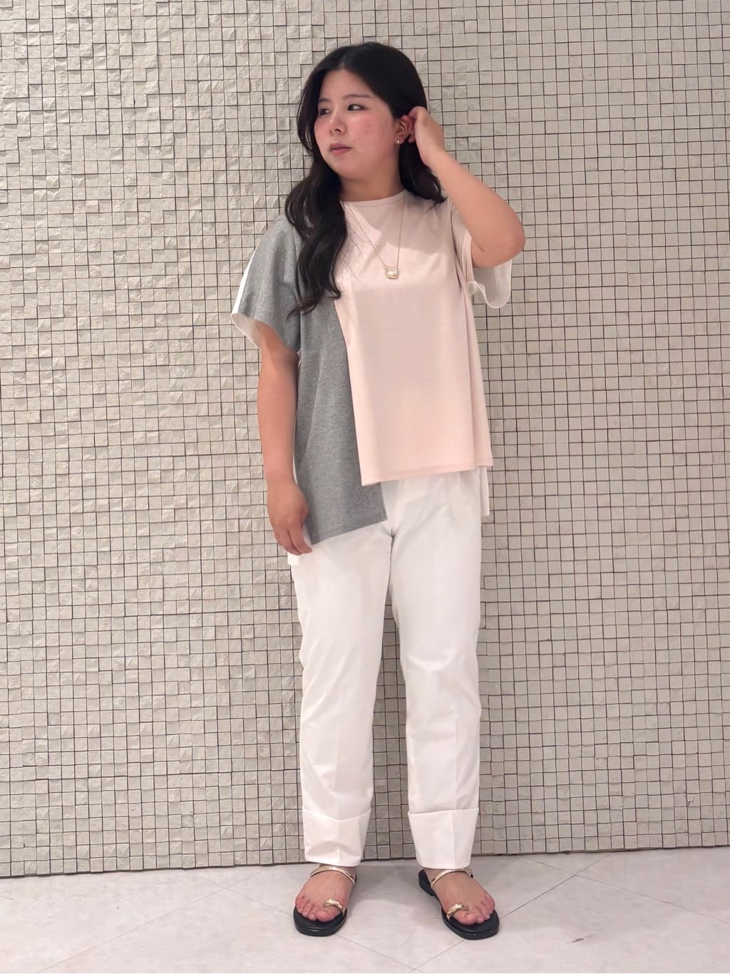MEGUMIさんの「INDIVI｜【洗える／汗ジミ防止】バイカラー＆アシメヘム Tシャツ」を使ったコーディネート