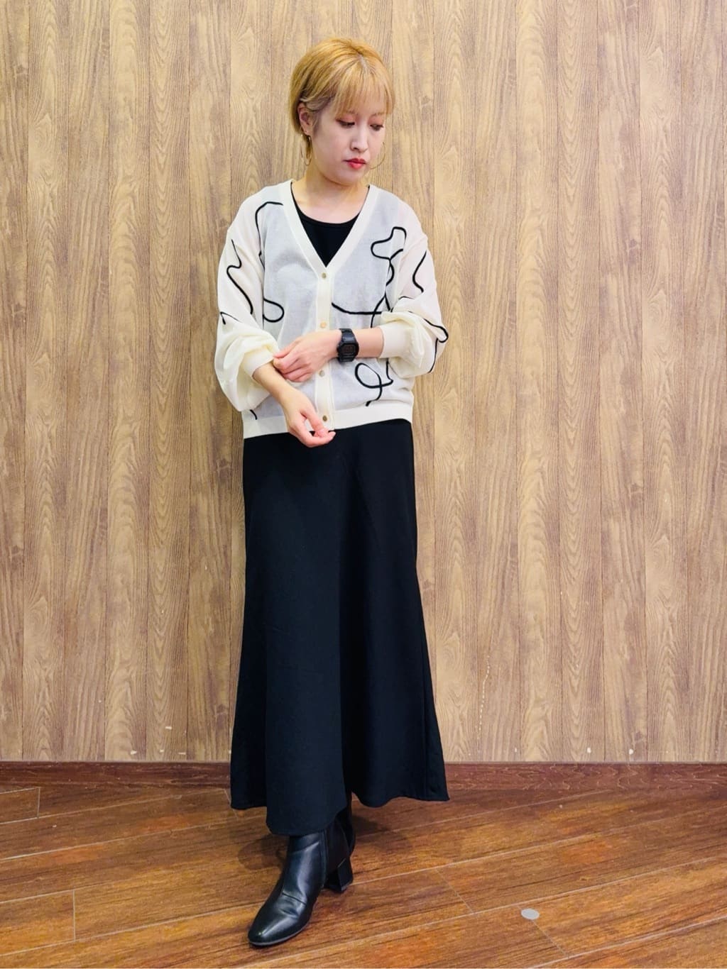 ちばみさんの「SHOO･LA･RUE｜ニュアンスデザインがこなれ見え 刺繍デザイン シアーカーディガン」を使ったコーディネート