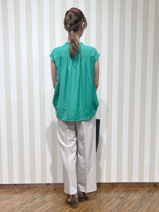 hassssyさんの「SHOO･LA･RUE｜【S-LL/洗濯後しわになりにくい】上品にきれい見え スラブギャザーブラウス」を使ったコーディネート