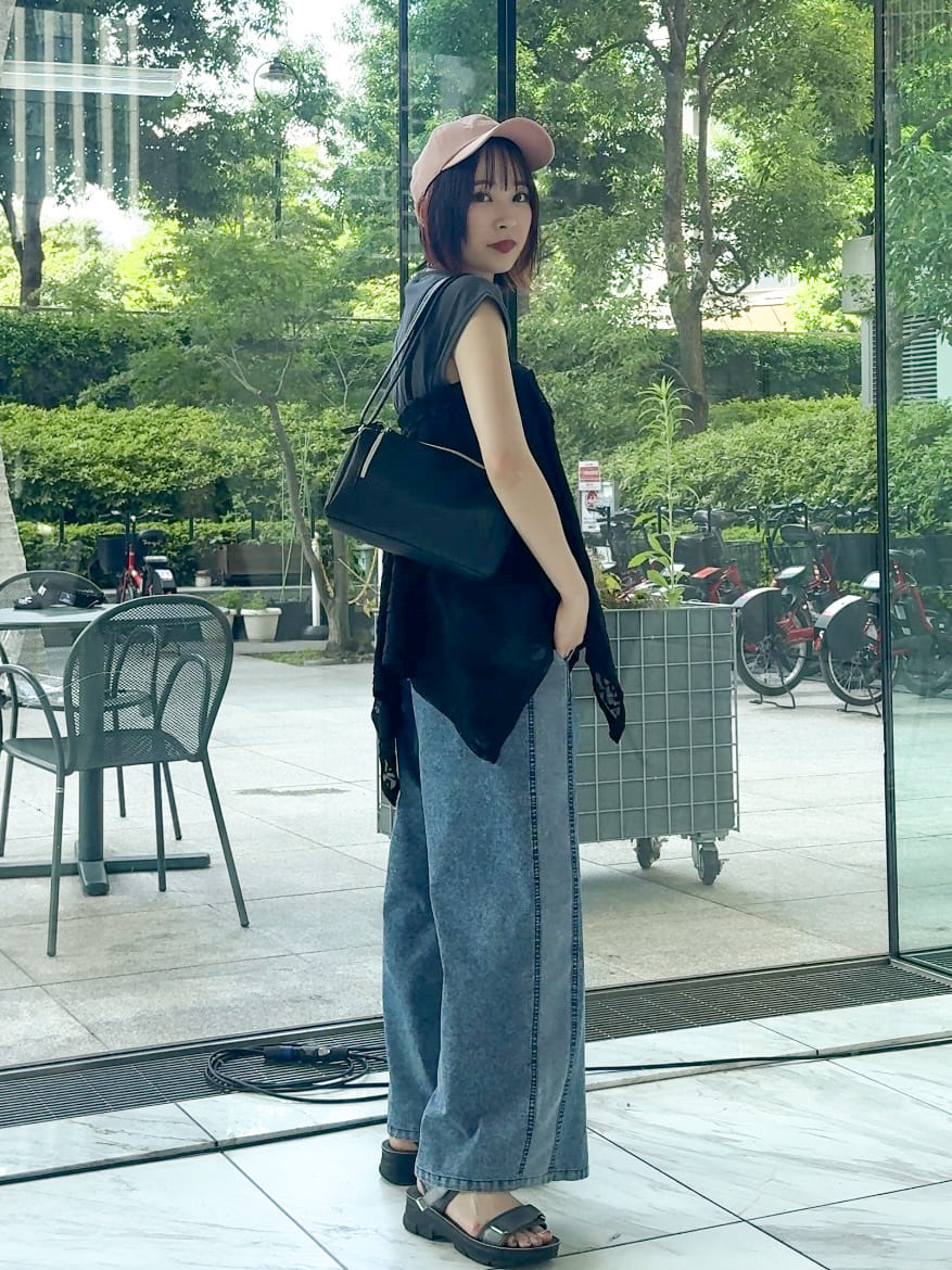 𝐜𝐡𝐢𝐤𝐚さんの「SHOO･LA･RUE｜【S-LL】サイドラインがアクセント イージーデニムパンツ」を使ったコーディネート