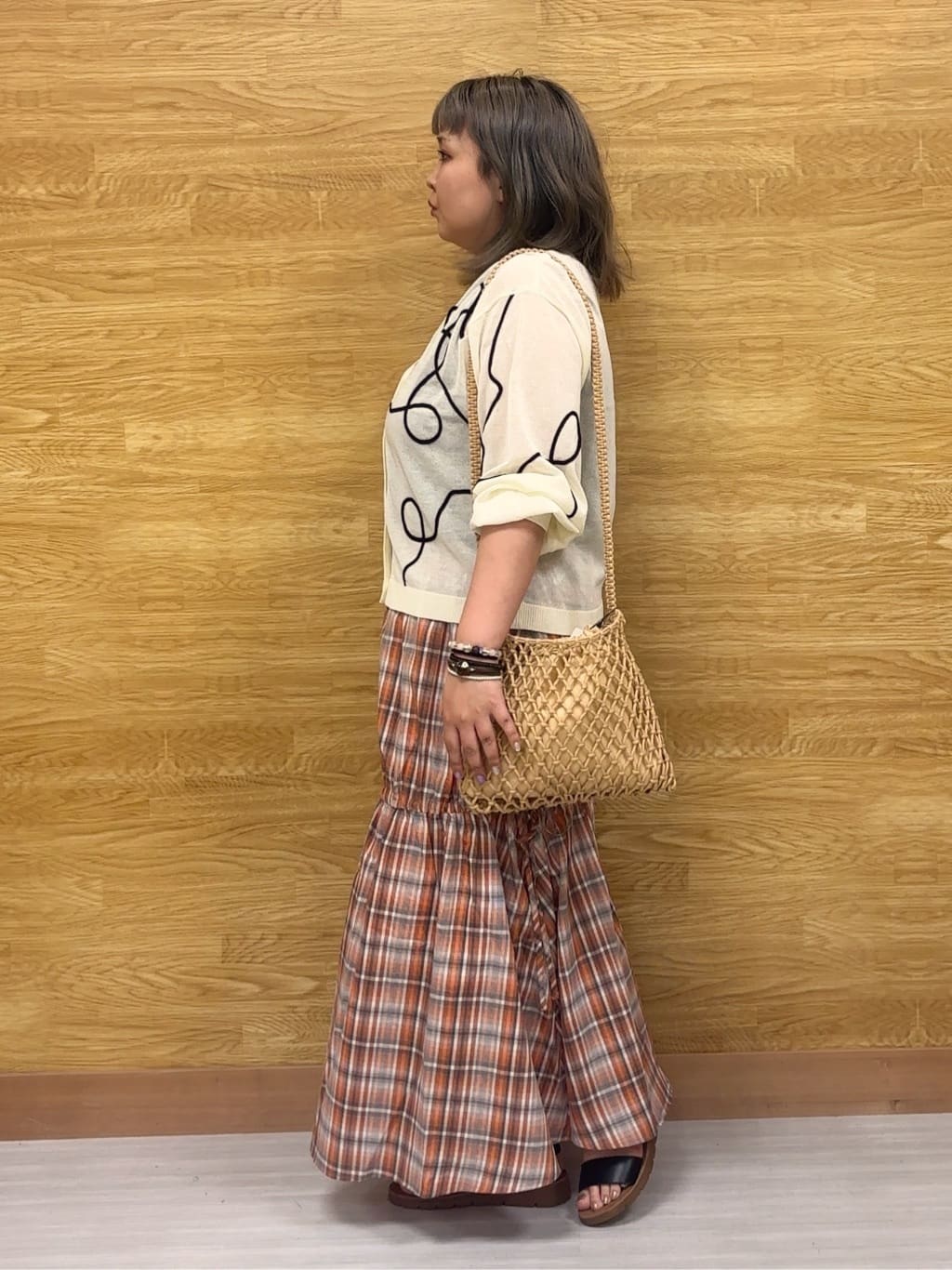 ぁむさんの「SHOO･LA･RUE｜ニュアンスデザインがこなれ見え 刺繍デザイン シアーカーディガン」を使ったコーディネート