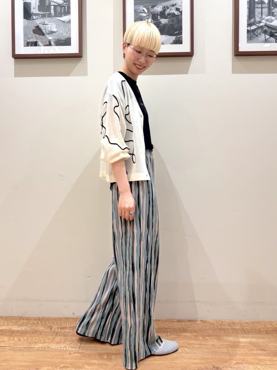 Ayumiさんの「SHOO･LA･RUE｜ニュアンスデザインがこなれ見え 刺繍デザイン シアーカーディガン」を使ったコーディネート