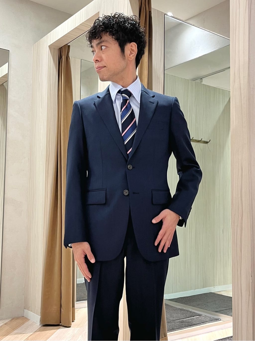 URAさんの「TAKEO KIKUCHI｜【Three by Three】シャイニーシャークピンヘッド スーツ/3ピース対応可」を使ったコーディネート