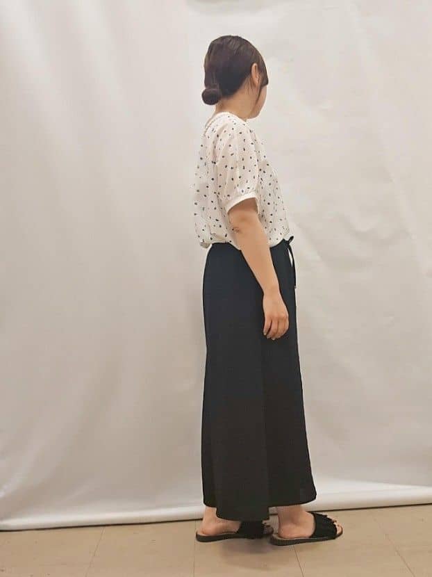かなさんの「SHOO･LA･RUE｜【S-LL/ひんやり】さらっとタッチできれい見え ピンタックスカーチョ」を使ったコーディネート