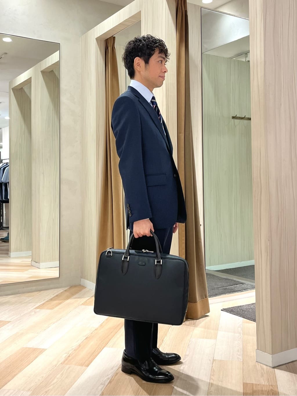 URAさんの「TAKEO KIKUCHI｜【Three by Three】シャイニーシャークピンヘッド スーツ/3ピース対応可」を使ったコーディネート