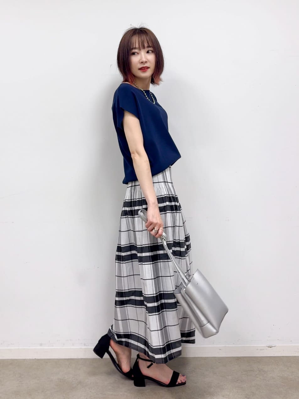 𝐜𝐡𝐢𝐤𝐚さんの「SHOO･LA･RUE｜【洗える/S-LL/ひんやり】さらりと好印象　総針フレンチスリーブニット」を使ったコーディネート