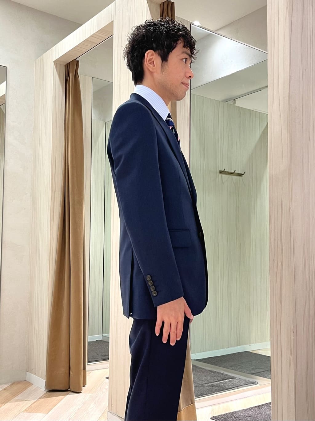 URAさんの「TAKEO KIKUCHI｜【Three by Three】シャイニーシャークピンヘッド スーツ/3ピース対応可」を使ったコーディネート