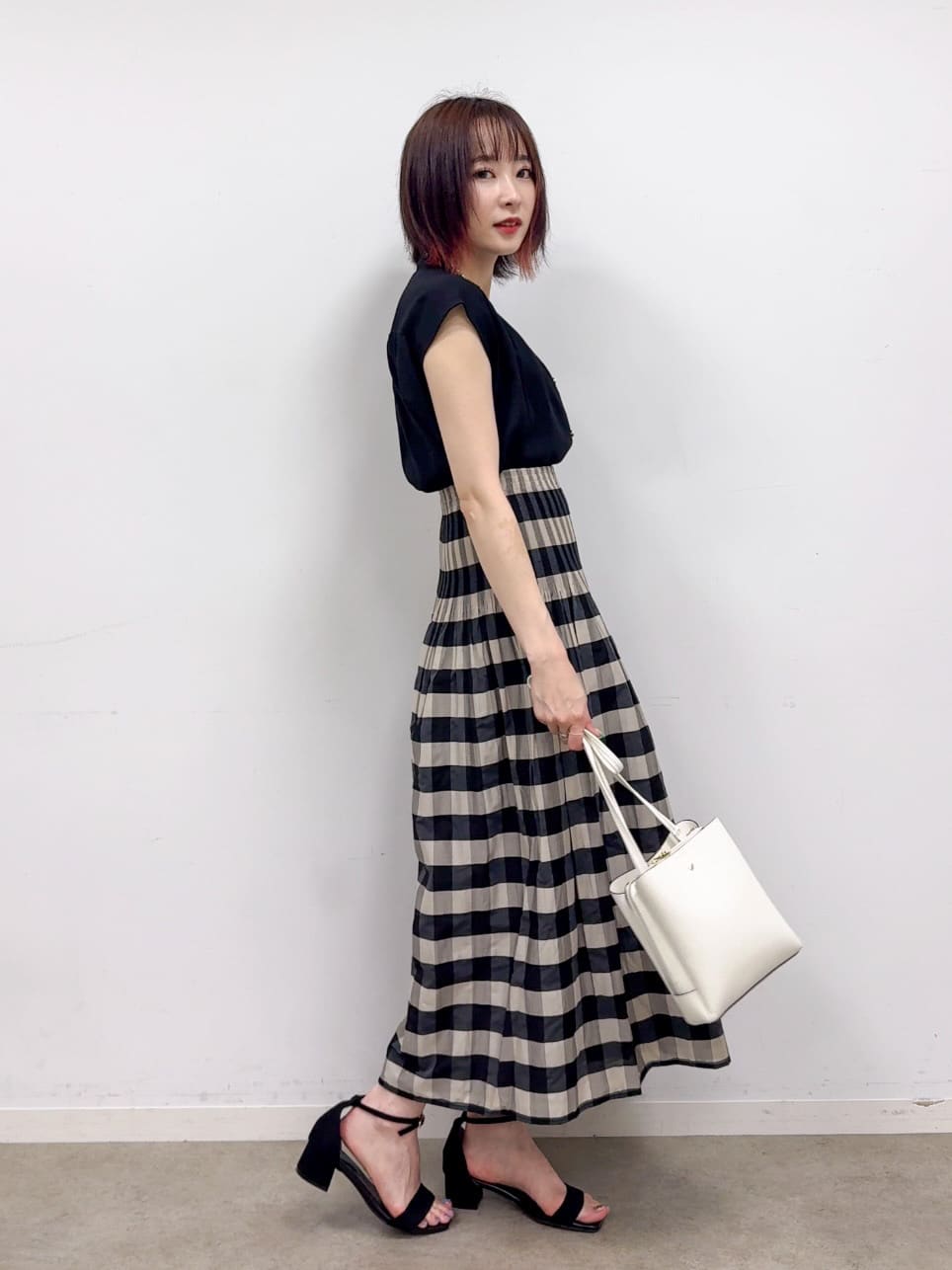 𝐜𝐡𝐢𝐤𝐚さんの「SHOO･LA･RUE｜【S-LL/洗濯後しわになりにくい】上品にきれい見え スラブギャザーブラウス」を使ったコーディネート