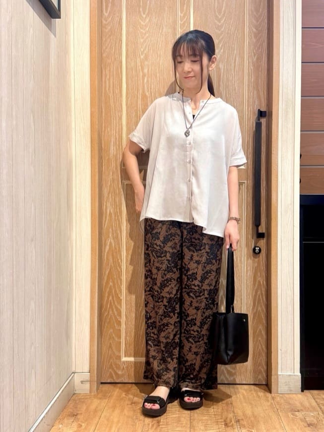 KAORIさんの「SHOO･LA･RUE｜【洗える/プチプラ】大人の抜け感をプラスする バンドカラーシャツ」を使ったコーディネート
