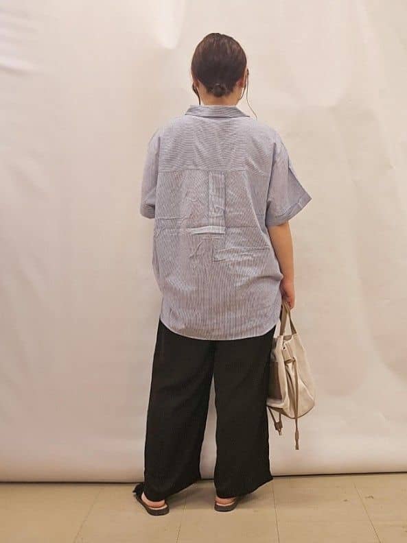 かなさんの「SHOO･LA･RUE｜【S-LL/UV/接触冷感/抗菌防臭】体型を自然にカバー フレンチリネンブレンド襟付ドルマンシャツ」を使ったコーディネート