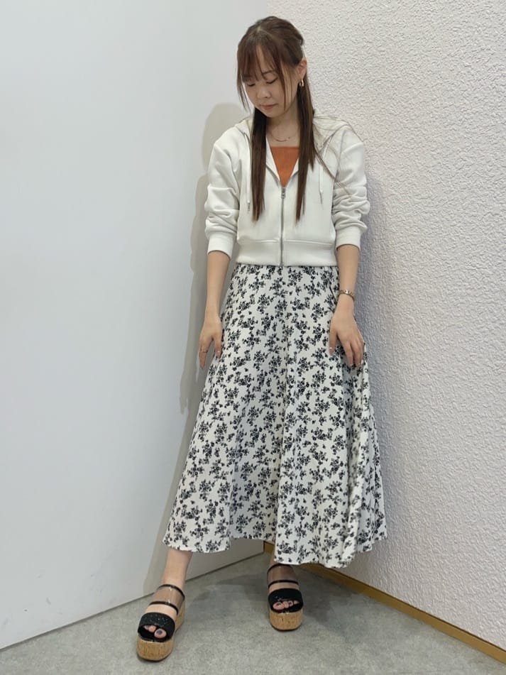 azusaさんの「ESPERANZA｜グリッター&times;クリアベルト 厚底コルクサンダル」を使ったコーディネート