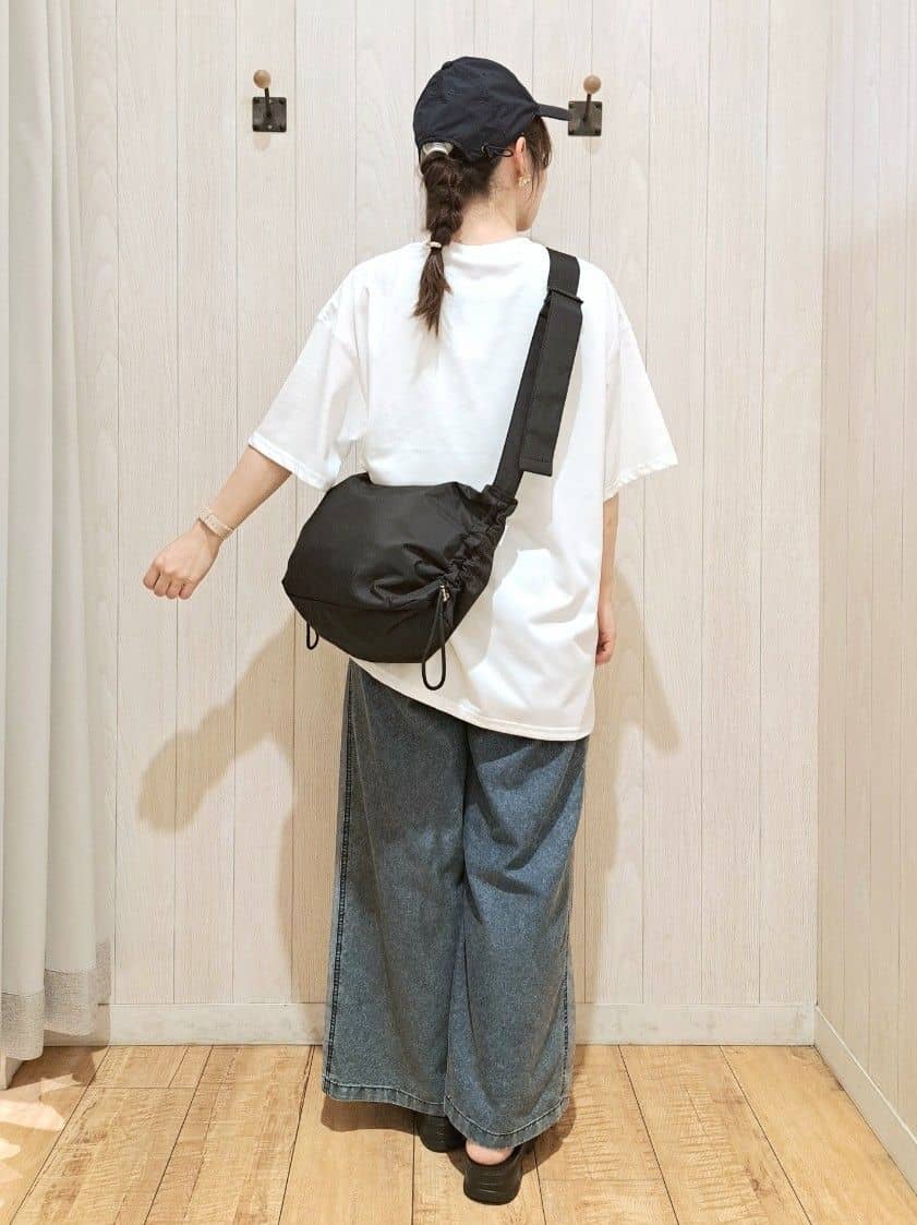 SAKIさんの「SHOO･LA･RUE｜【ひんやり/汗ジミ軽減/UVカット】プリントアソート BIG Tシャツ」を使ったコーディネート