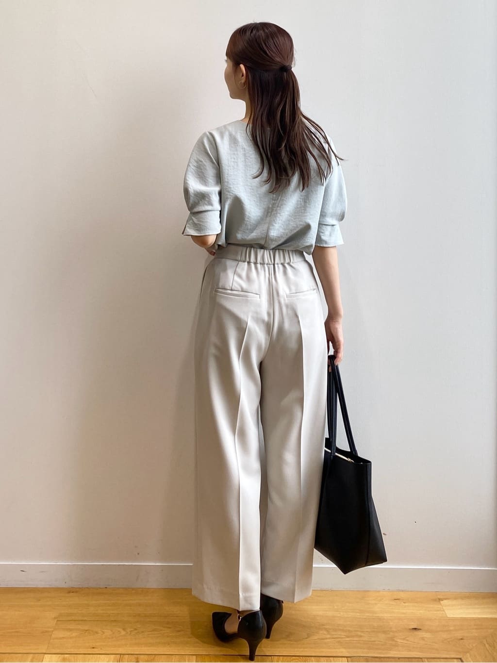 みさかさんの「index｜《8色展開／XS-LLサイズ》タックパフスリーブブラウス【洗濯機洗い可／吸水速乾／防シワ／抗ピル】」を使ったコーディネート