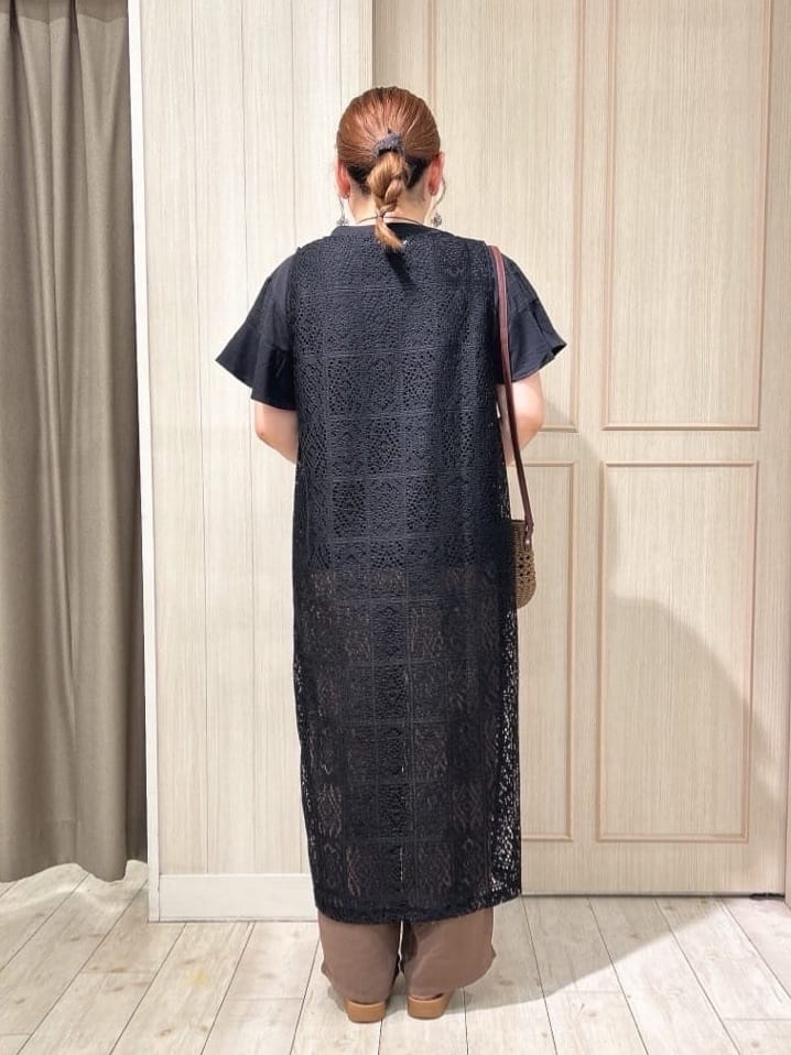 akiさんの「SHOO･LA･RUE｜◆【S-LL】羽織るだけでサマ見え レース風の柄が華やかなロングジレ」を使ったコーディネート