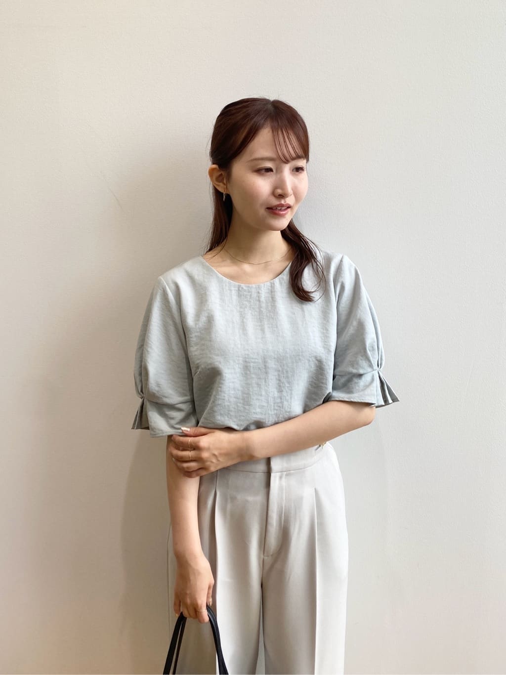 みさかさんの「index｜《8色展開／XS-LLサイズ》タックパフスリーブブラウス【洗濯機洗い可／吸水速乾／防シワ／抗ピル】」を使ったコーディネート