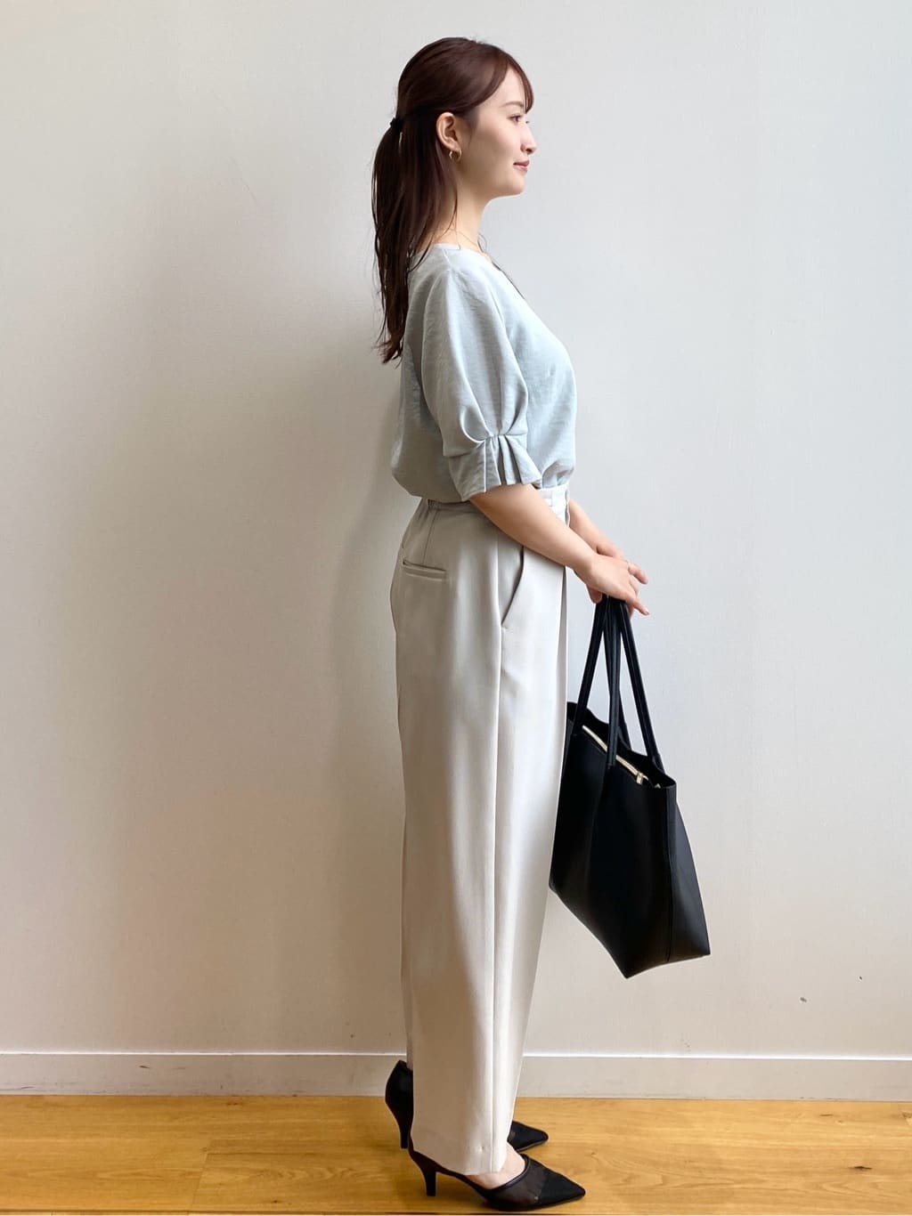 みさかさんの「index｜《8色展開／XS-LLサイズ》タックパフスリーブブラウス【洗濯機洗い可／吸水速乾／防シワ／抗ピル】」を使ったコーディネート