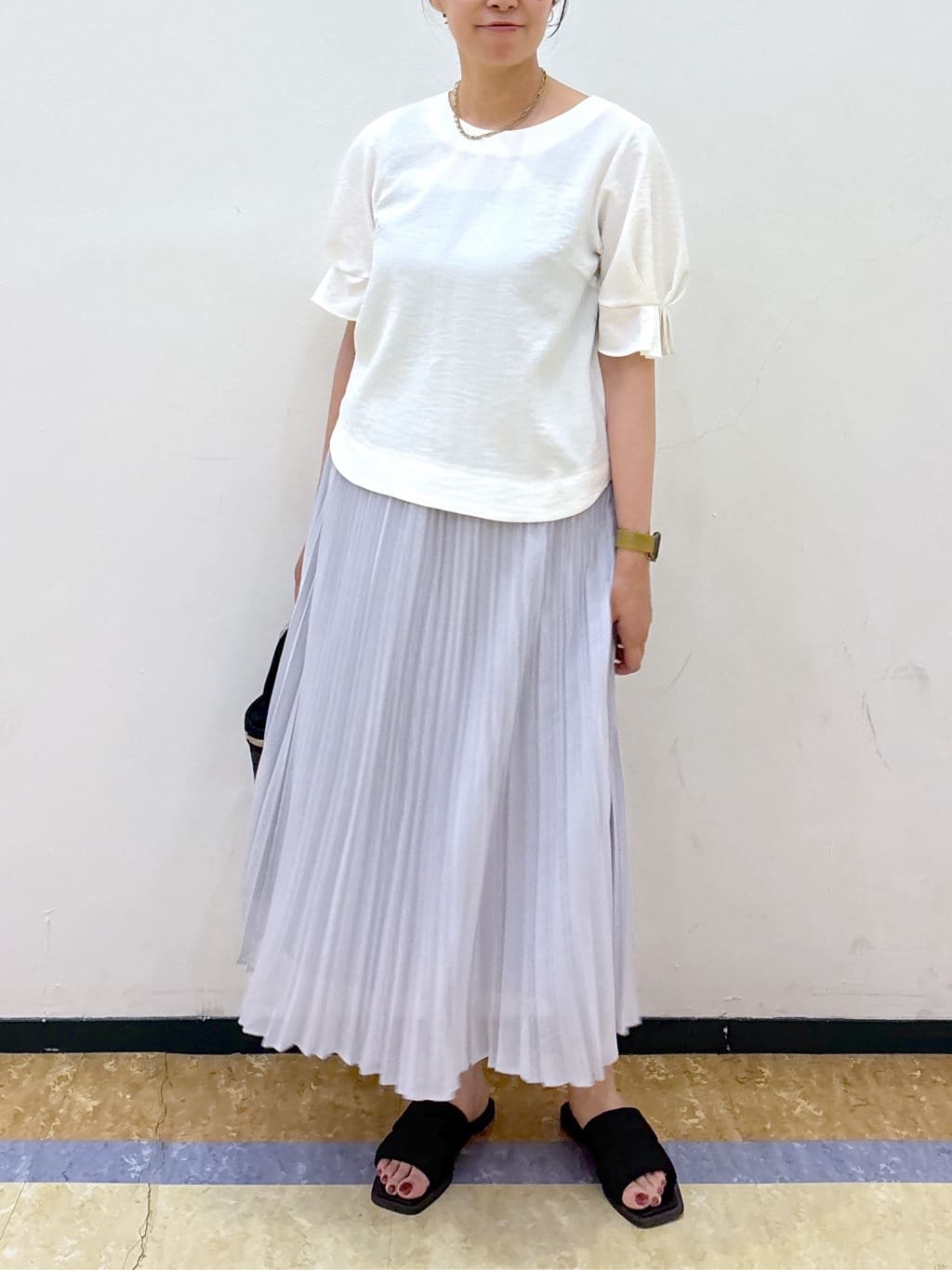 akariさんの「index｜《8色展開／XS-LLサイズ》タックパフスリーブブラウス【洗濯機洗い可／吸水速乾／防シワ／抗ピル】」を使ったコーディネート