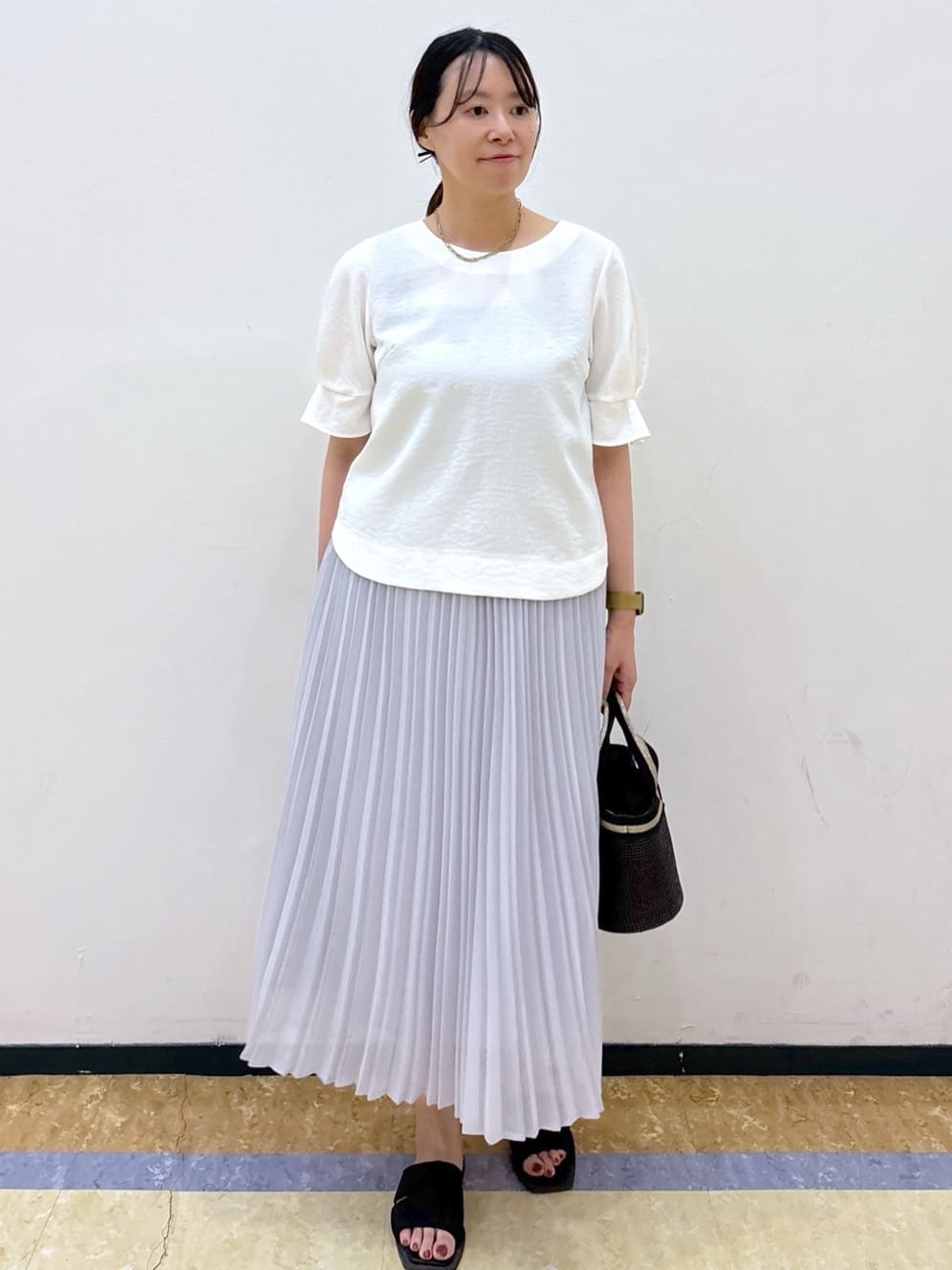 akariさんの「index｜《8色展開／XS-LLサイズ》タックパフスリーブブラウス【洗濯機洗い可／吸水速乾／防シワ／抗ピル】」を使ったコーディネート