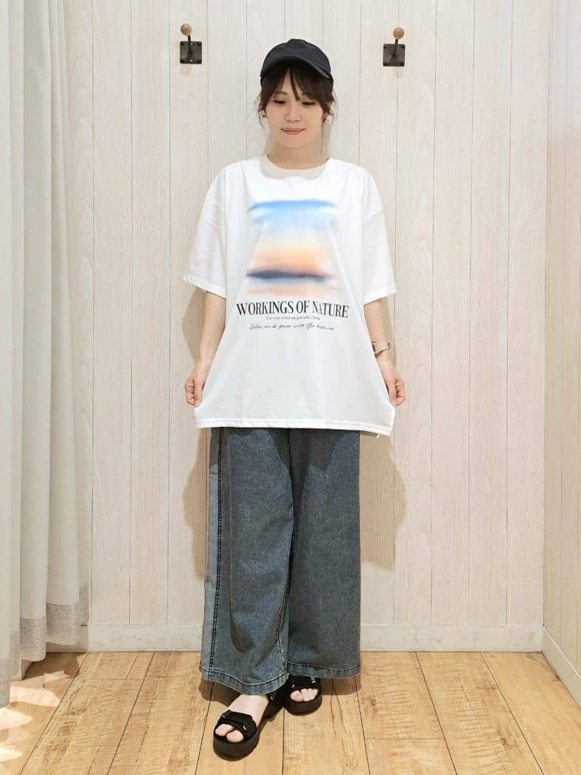 SAKIさんの「SHOO･LA･RUE｜【ひんやり/汗ジミ軽減/UVカット】プリントアソート BIG Tシャツ」を使ったコーディネート