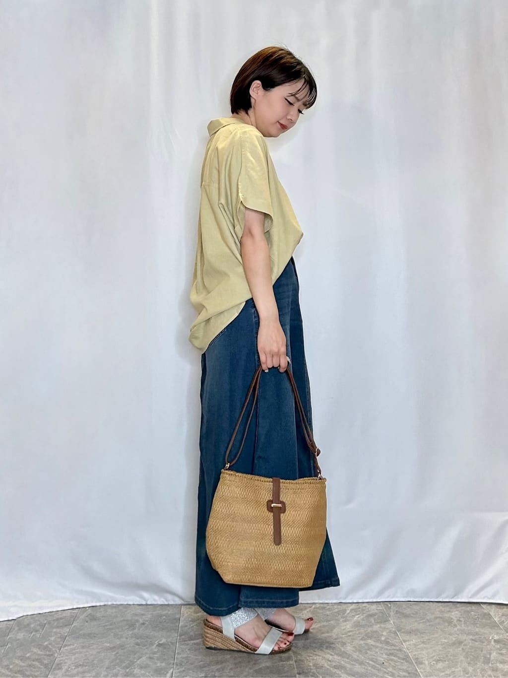 ネリさんの「SHOO･LA･RUE｜【S-LL/UV/接触冷感/抗菌防臭】体型を自然にカバー フレンチリネンブレンド襟付ドルマンシャツ」を使ったコーディネート