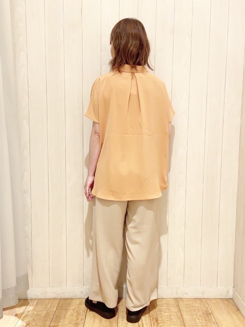 あいこさんの「SHOO･LA･RUE｜【洗える/S-LL/プチプラ】さらっとすっきりきれい見え スキッパーブラウス」を使ったコーディネート