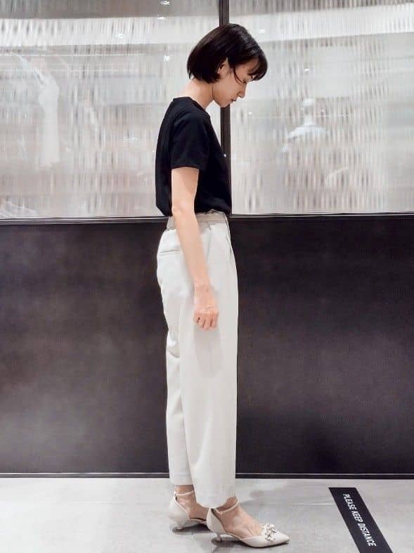 miuraさんの「index｜パール調刺繍ロゴTシャツ【汗ジミ防止／吸水速乾／接触冷感／UVケア／洗濯機洗い可】」を使ったコーディネート