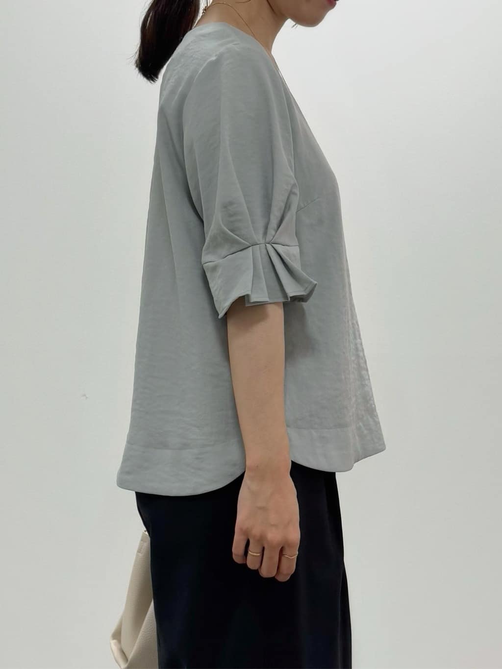 kozuさんの「index｜《8色展開／XS-LLサイズ》タックパフスリーブブラウス【洗濯機洗い可／吸水速乾／防シワ／抗ピル】」を使ったコーディネート