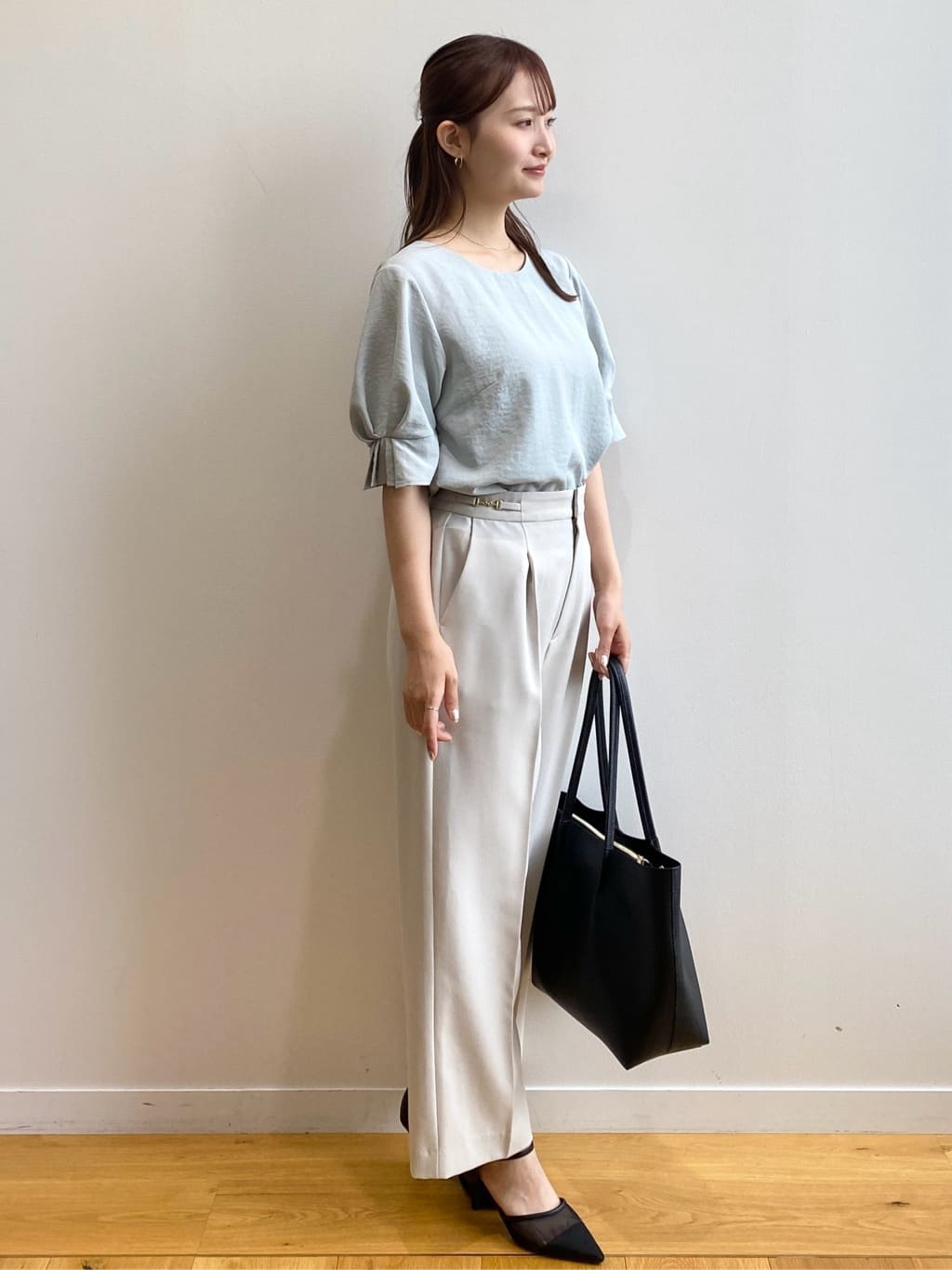 みさかさんの「index｜《8色展開／XS-LLサイズ》タックパフスリーブブラウス【洗濯機洗い可／吸水速乾／防シワ／抗ピル】」を使ったコーディネート