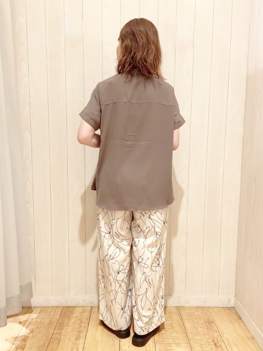 あいこさんの「SHOO･LA･RUE｜【洗える/プチプラ】大人の抜け感をプラスする バンドカラーシャツ」を使ったコーディネート