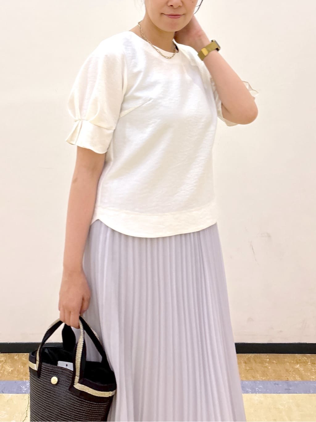 akariさんの「index｜《8色展開／XS-LLサイズ》タックパフスリーブブラウス【洗濯機洗い可／吸水速乾／防シワ／抗ピル】」を使ったコーディネート