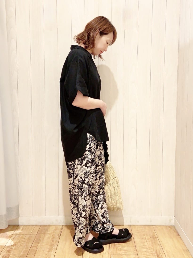 あいこさんの「SHOO･LA･RUE｜【S-LL/UV/接触冷感/抗菌防臭】体型を自然にカバー フレンチリネンブレンド襟付ドルマンシャツ」を使ったコーディネート