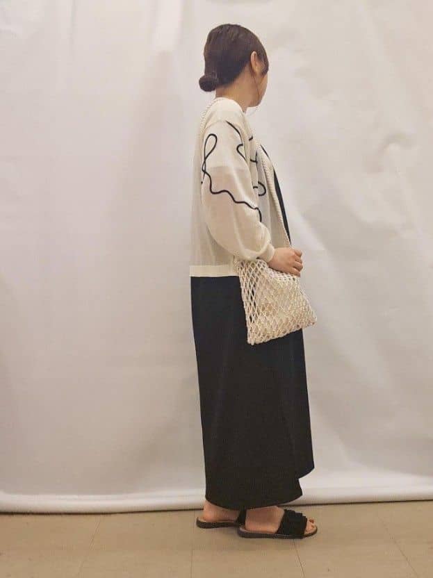 かなさんの「SHOO･LA･RUE｜ニュアンスデザインがこなれ見え 刺繍デザイン シアーカーディガン」を使ったコーディネート