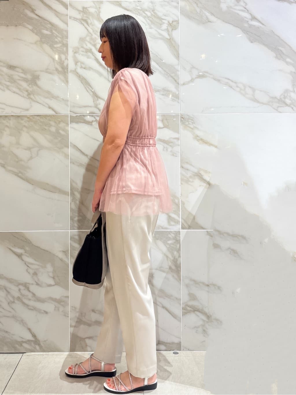 マキさんの「index｜ストレッチテーパードパンツ【洗濯機洗い可／吸水速乾／防シワ】」を使ったコーディネート