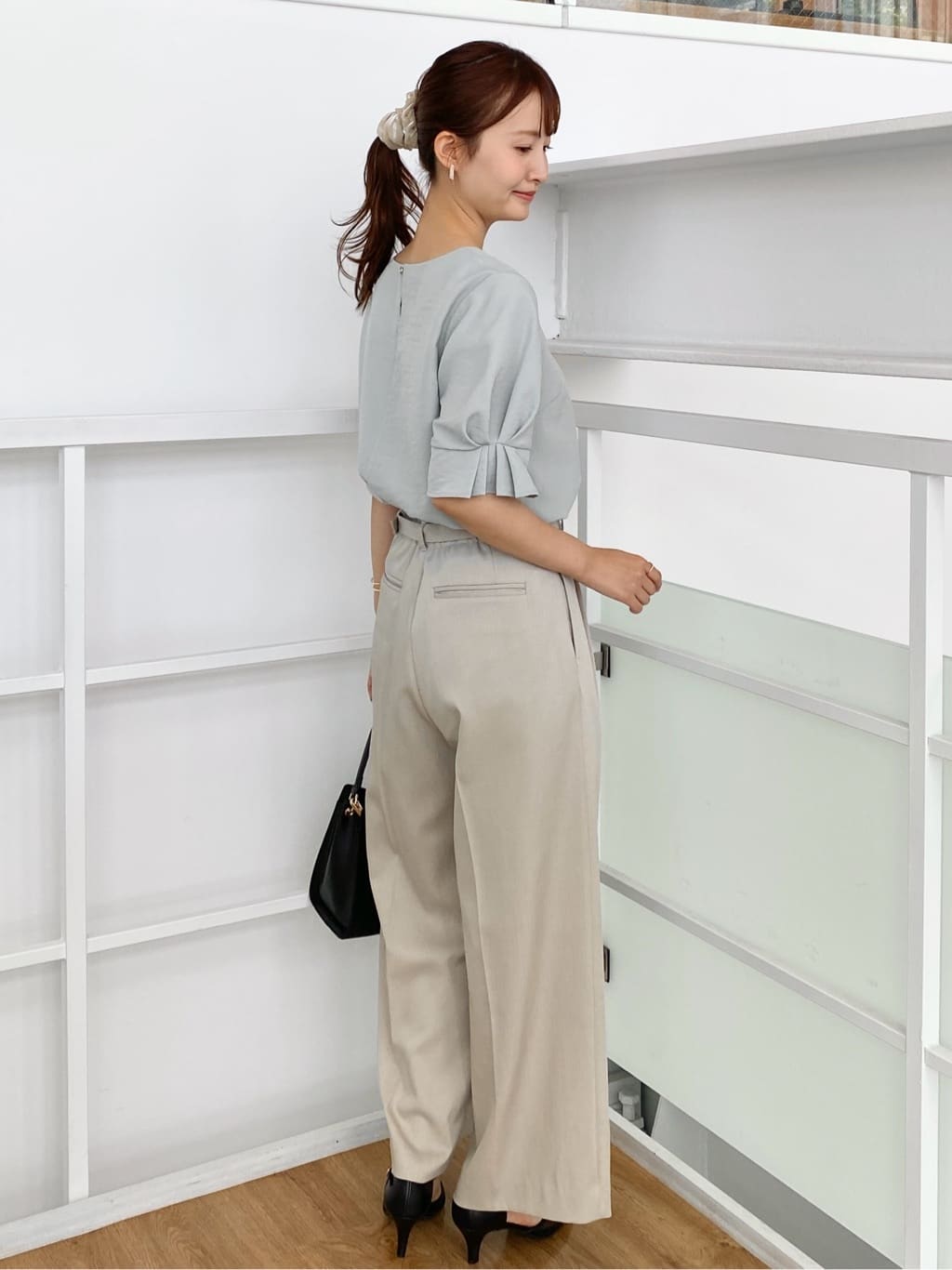 みさかさんの「index｜《8色展開／XS-LLサイズ》タックパフスリーブブラウス【洗濯機洗い可／吸水速乾／防シワ／抗ピル】」を使ったコーディネート