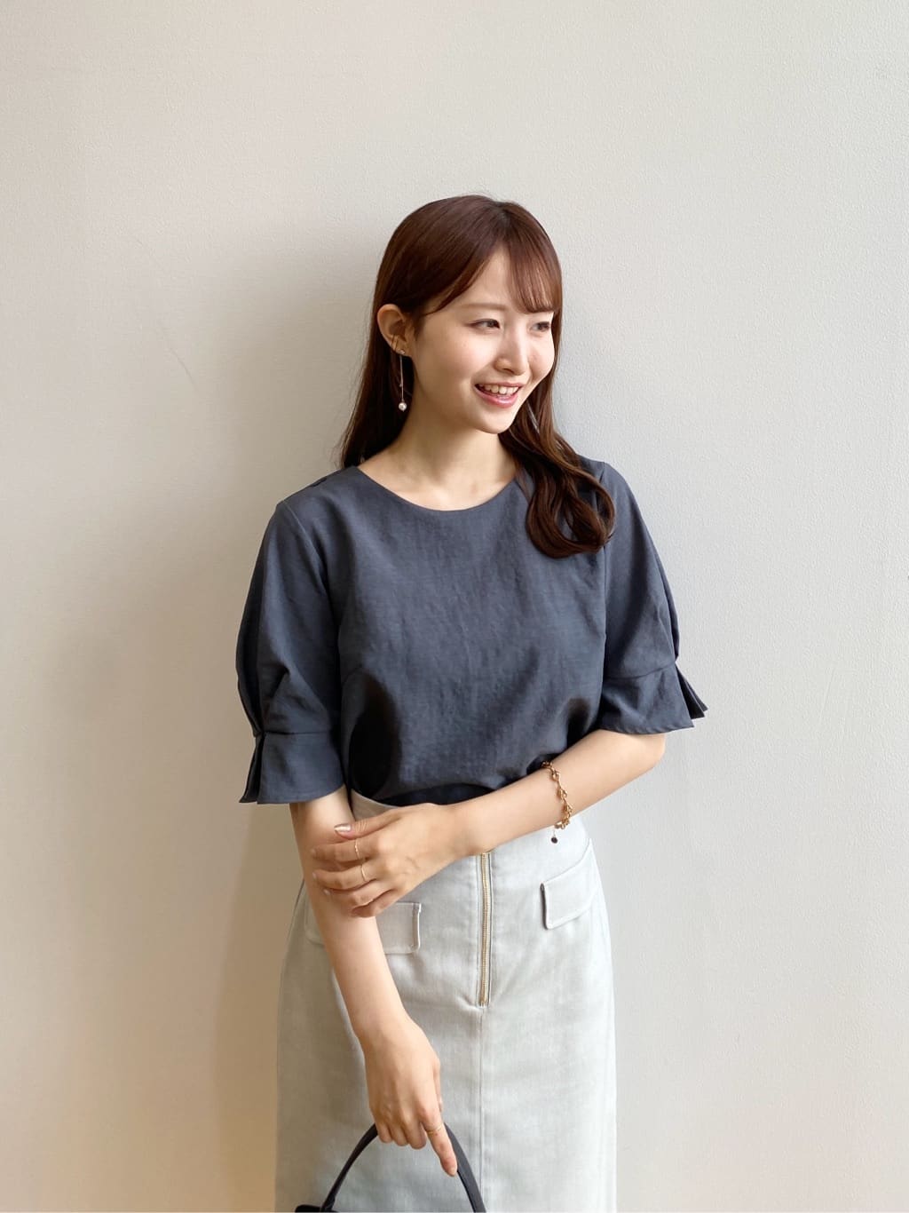 みさかさんの「index｜《8色展開／XS-LLサイズ》タックパフスリーブブラウス【洗濯機洗い可／吸水速乾／防シワ／抗ピル】」を使ったコーディネート
